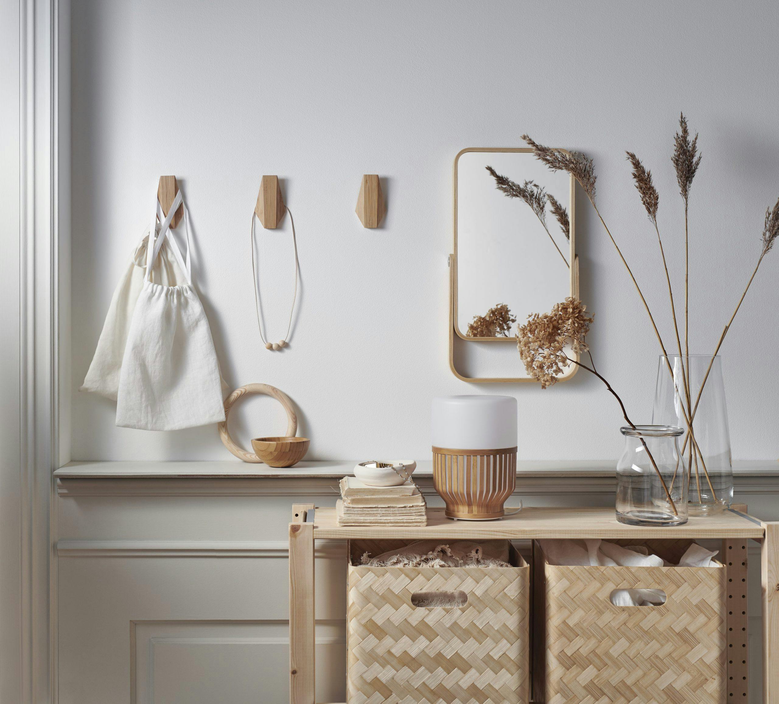 Lyst og skandinavisk i gangen oppbevaring, speil og utelampe fra ikea